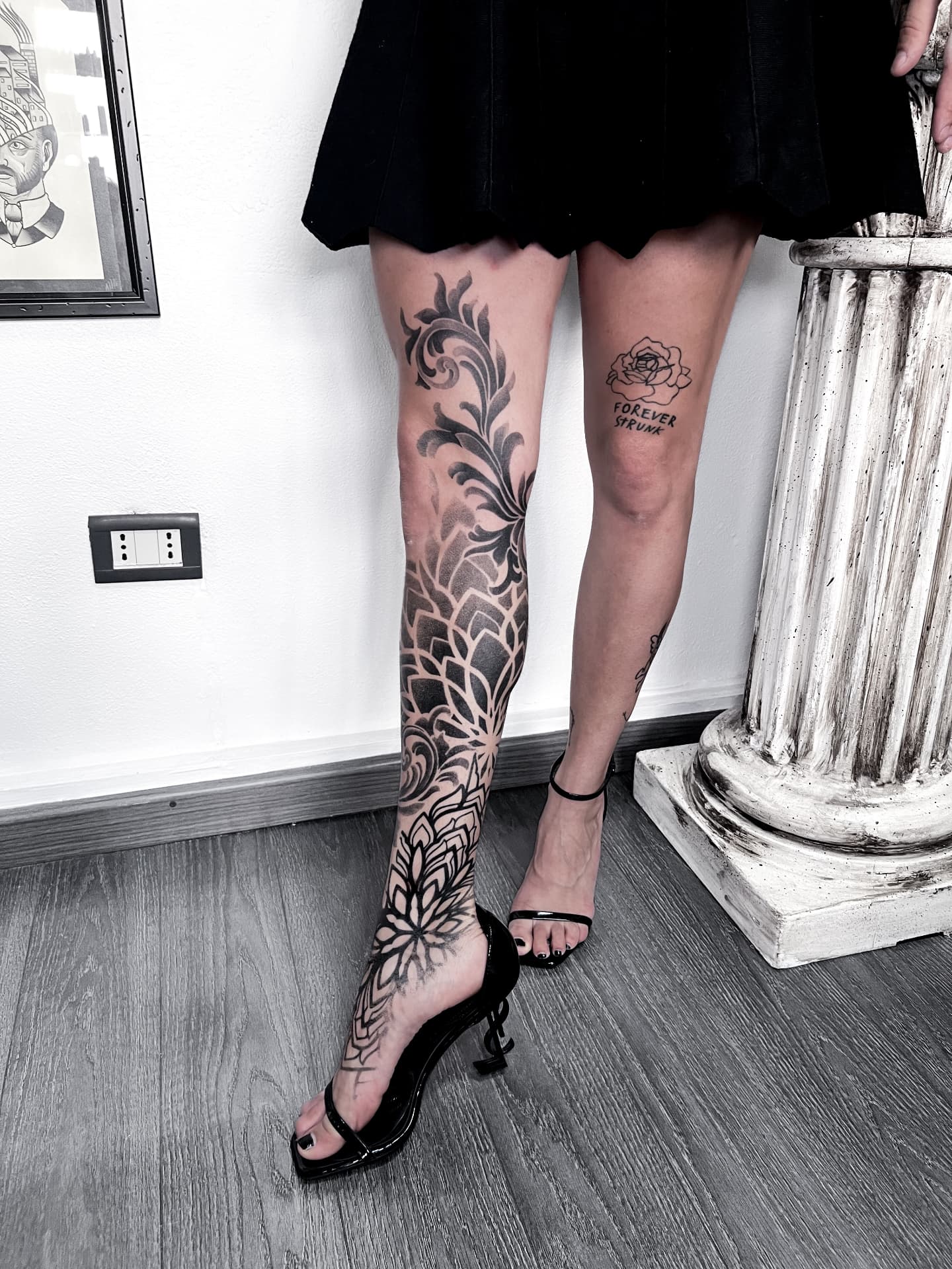 Pierna entera, del pie al muslo, cubierta de mandalas ornamentales, blackwork geométrico y floral con dotwork.